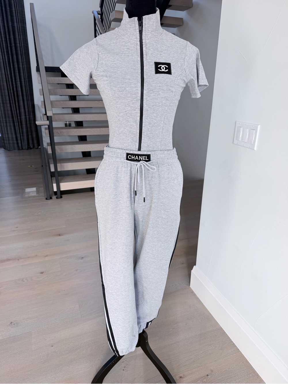 Gray Short-Sleeve Zip-Up Jogger Tracksuit Two-Piece Set size M